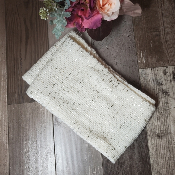 K.I.T. KEEP IT TRENDY Accessories - K.I.T. Keep it Trendy Women's Cream and Silver Neck Wrap Infinity Scarf NWOT